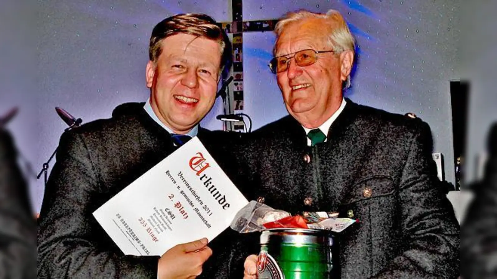 Stadtrat Brannekämper (li.) bedankte sich bei Ehrenschützenmeister Hans Fuchs für die Durchführung des Turniers.	 (Foto: VA)