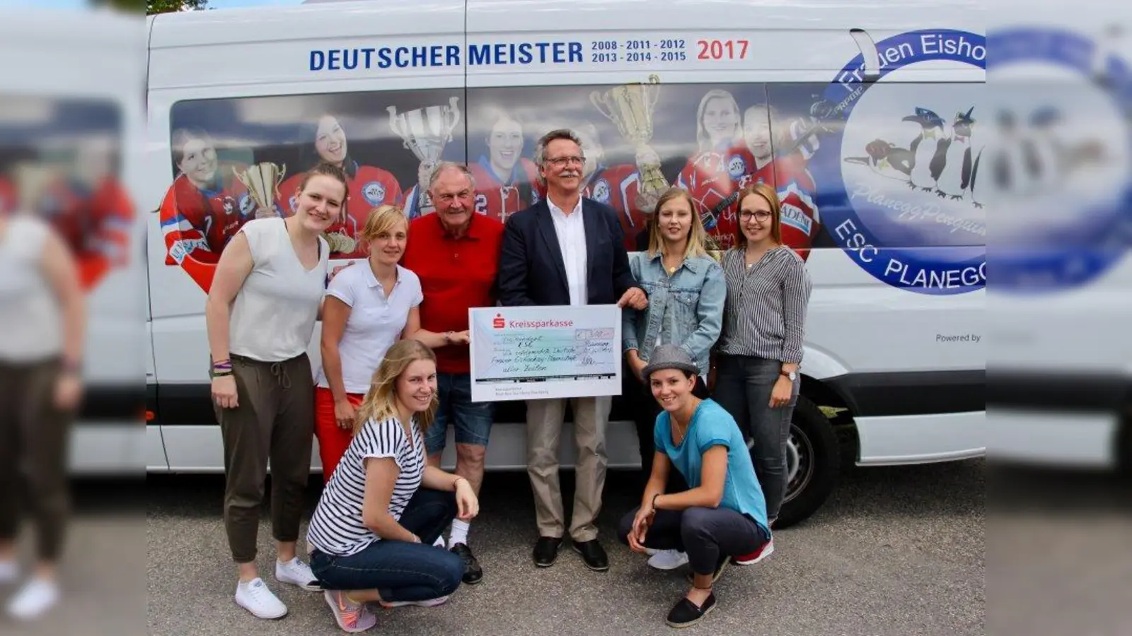 Sommerfest am Feo: Bürgermeister Heinrich Hofmann gratulierte zum grandiosen Saisonerfolg und brachte einen Scheck über 300 Euro mit. Von links: Moni Bittner, Julia Graunke, Jenny Schuster, Vereinsvorsitzender Klaus Wüst, Bürgermeister Heinrich Hofmann, Resi Wagner, Lena Schuster und Sonja Pleyer. (Foto: us)