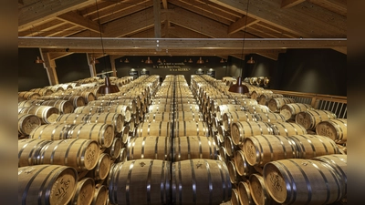 Authentizität spielt bei SLYRS eine große Rolle. Deshalb wird für den SLYRS Whisky nur bestes bayrisches Getreide und reines Alpenquellwasser aus den Schlierseer Bergen verwendet. Die gesamte Herstellung und Fassreifung erfolgen vor Ort, was dem SLYRS einen durch und durch regionalen, oberbayrischen Charakter gibt. (Foto: Sylrs)