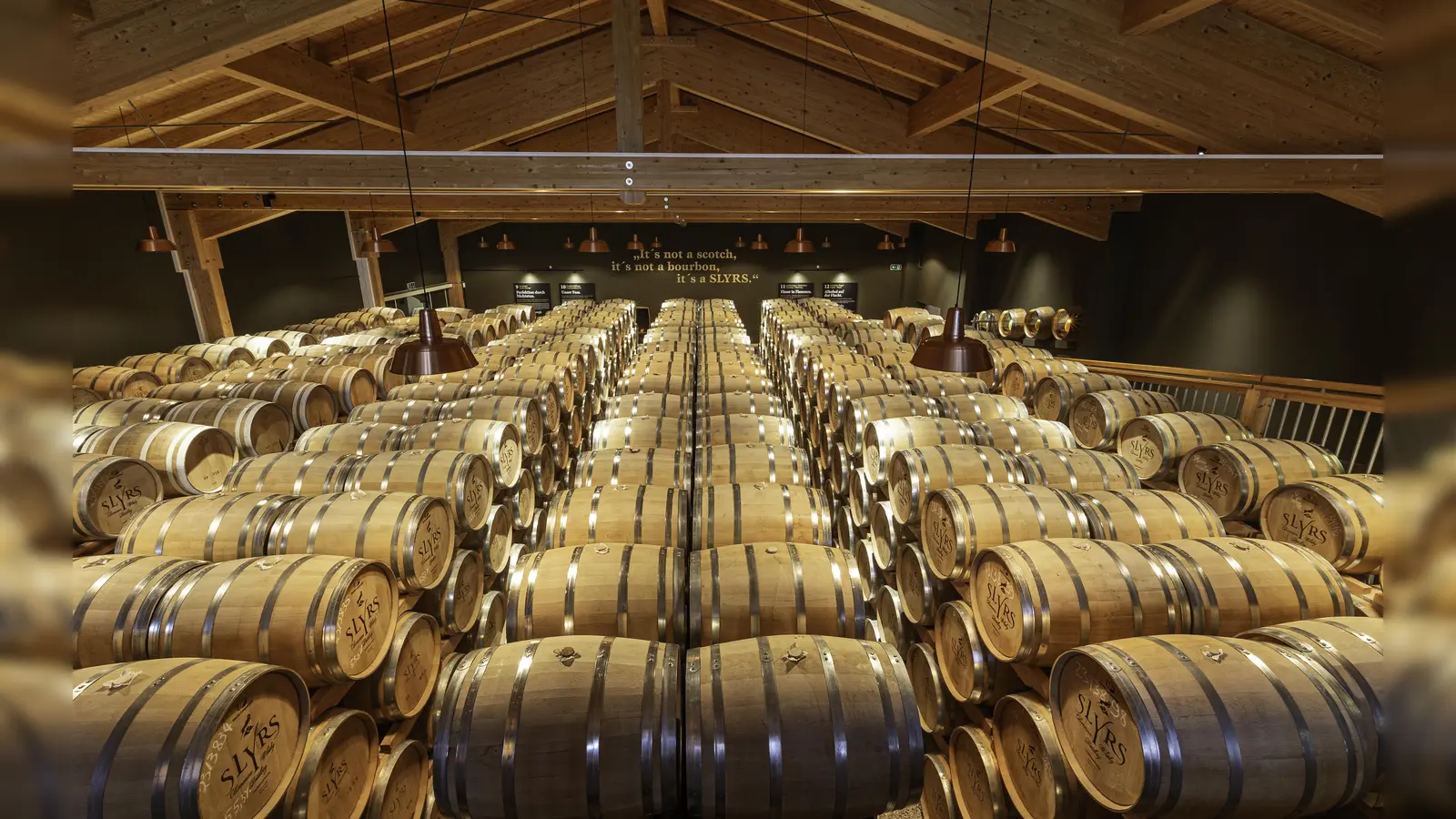 Authentizität spielt bei SLYRS eine große Rolle. Deshalb wird für den SLYRS Whisky nur bestes bayrisches Getreide und reines Alpenquellwasser aus den Schlierseer Bergen verwendet. Die gesamte Herstellung und Fassreifung erfolgen vor Ort, was dem SLYRS einen durch und durch regionalen, oberbayrischen Charakter gibt. (Foto: Sylrs)