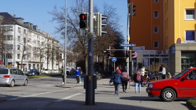 Vielen Fußgängern reicht die Grünphase an den Fußgängerampeln wie hier an der Fürstenrieder Straße nicht aus um zu überqueren. (Foto: Beatrix Köber)