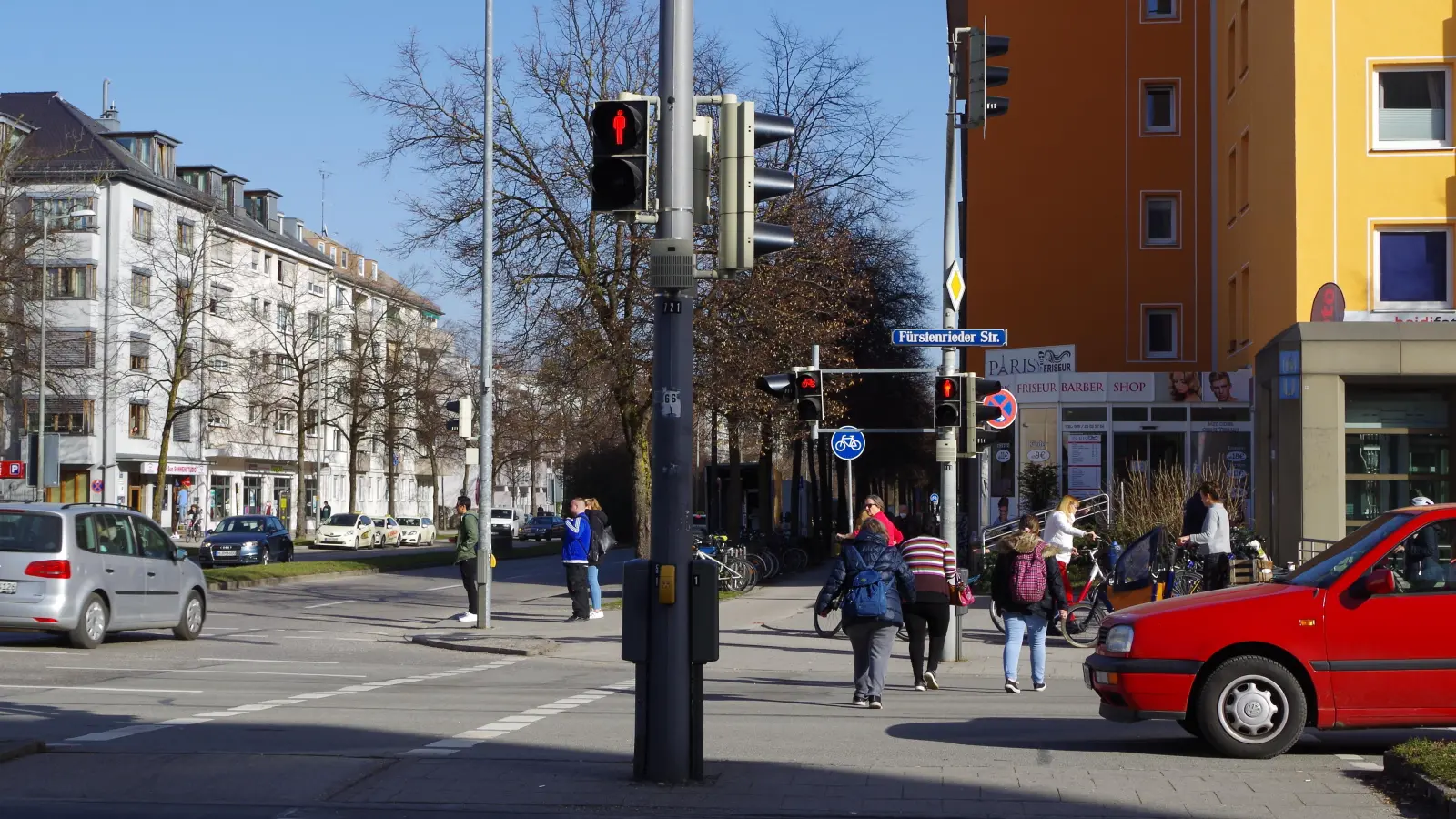 Vielen Fußgängern reicht die Grünphase an den Fußgängerampeln wie hier an der Fürstenrieder Straße nicht aus um zu überqueren. (Foto: Beatrix Köber)