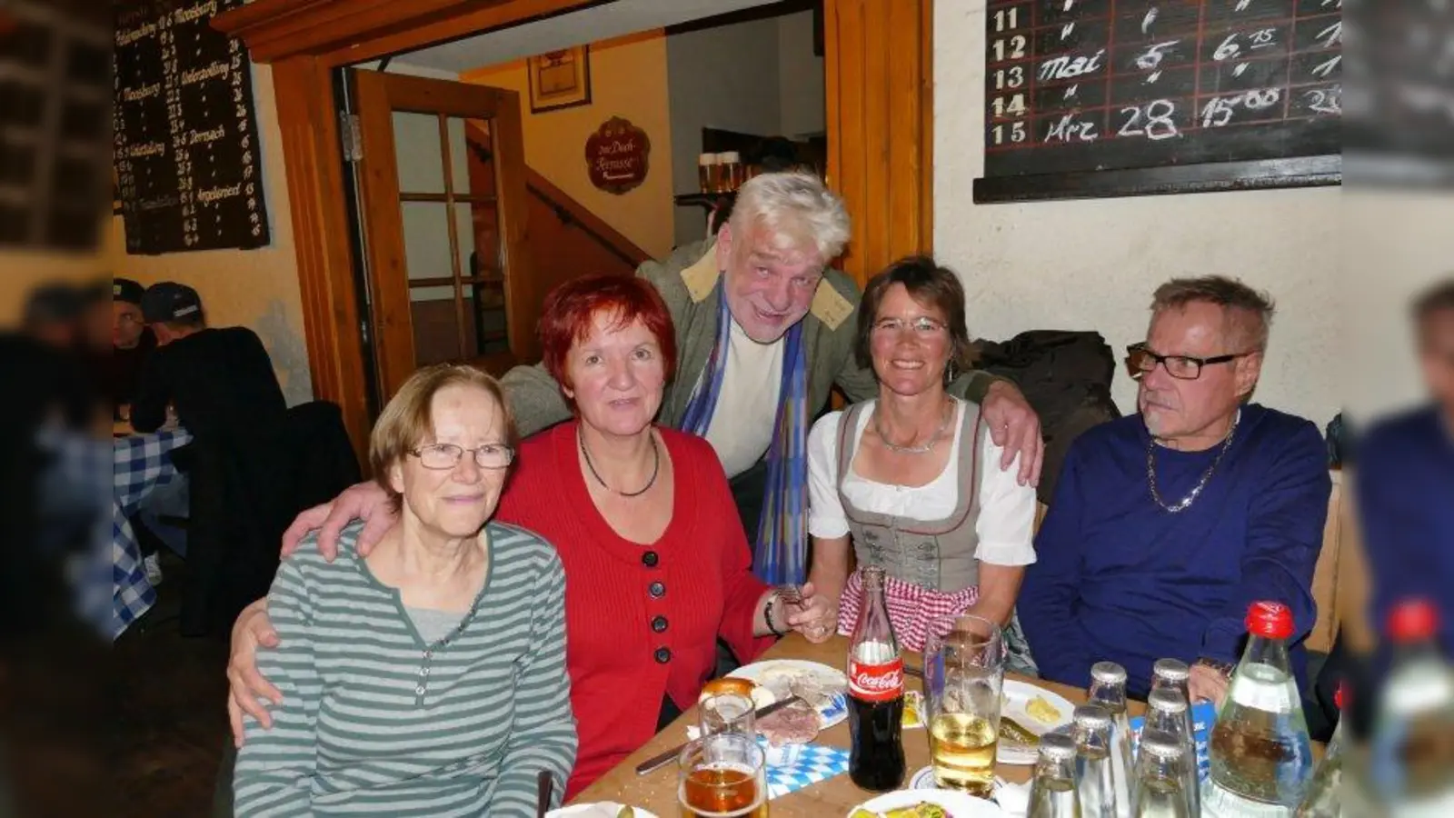 Sibylle Stöhr (2.v.r.) am Tisch der Schulweghelfer (v.l.) Annelie Hoffmann, Claudia Jahn, Ernst Häußinger, rechts Thomas Falk: Derzeit wird noch dringend Verstärkung gesucht, speziell für die Ecke Geroltstraße / Gollierstraße. (Foto: ds)