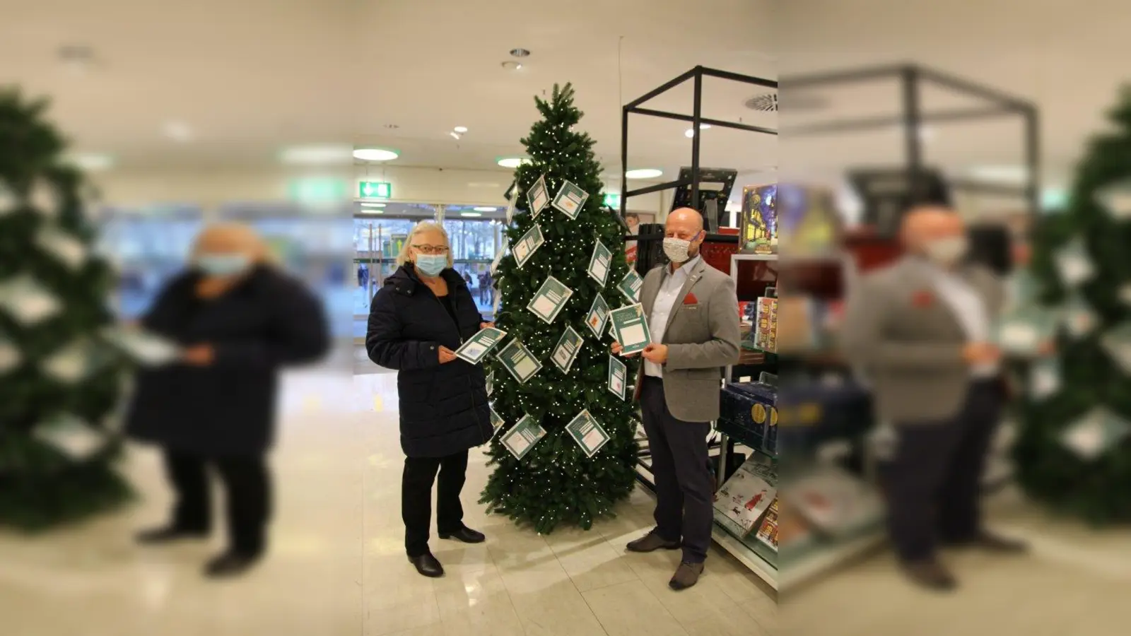 Gehen mit gutem Beispiel voran und haben schon einen Wunsch vom Charity-Weihnachtsbaum erfüllt: Ingeborg Staudenmeyer und Christian Lüttin, Geschäftsführer der Galeria Karstadt Kaufhof am Rotkreuzplatz. (Foto: sb)
