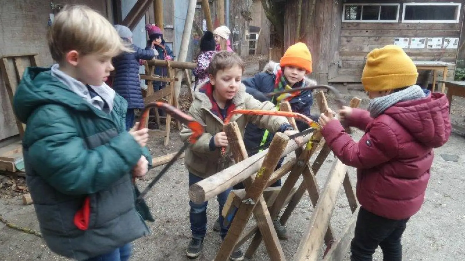 Seit der Eröffnung des Abenteuerspielplatzes Neuhausen 1979 sind die Kinder des Kindergartens und inzwischen auch des Hortes regelmäßig zu Gast, wie hier die Erstklässler aus dem Hort. (Foto: KJR)