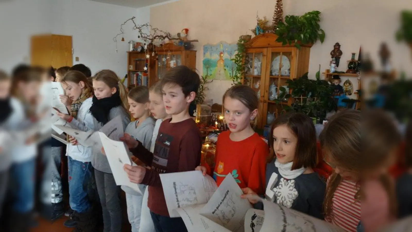 Die Grundschüler aus der Fürstenrieder Straße 30 brachten bei ihrem Besuch im Sozialzentrum Laim ein Weihnachtsständchen für die Senioren dar. (Foto: Sprenger/ GS Fürstenrieder Str.)