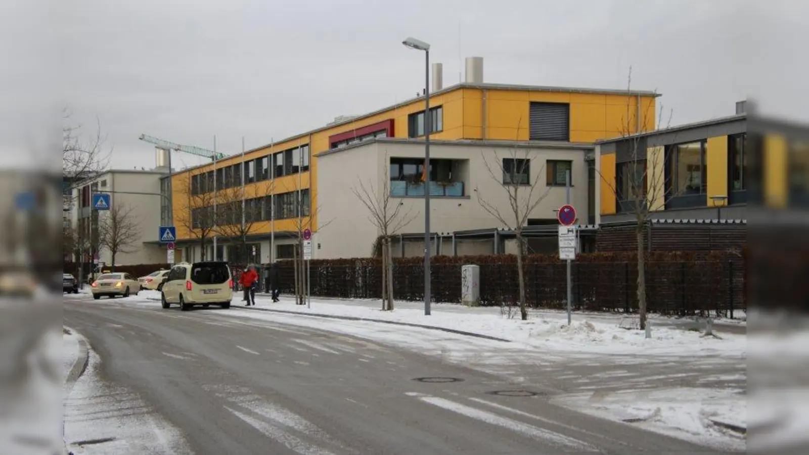 Momentan ist es aufgrund der Corona-Pandemie ruhiger, was den Verkehr vor den Schulen in der Margarethe-Danzi-Straße angeht. Dennoch unterstützt der Bezirksausschuss ein Projekt, nach dem die Kinder zumindest einen Teil des täglichen Schulweges zu Fuß zurücklegen sollen. (Foto: sb)