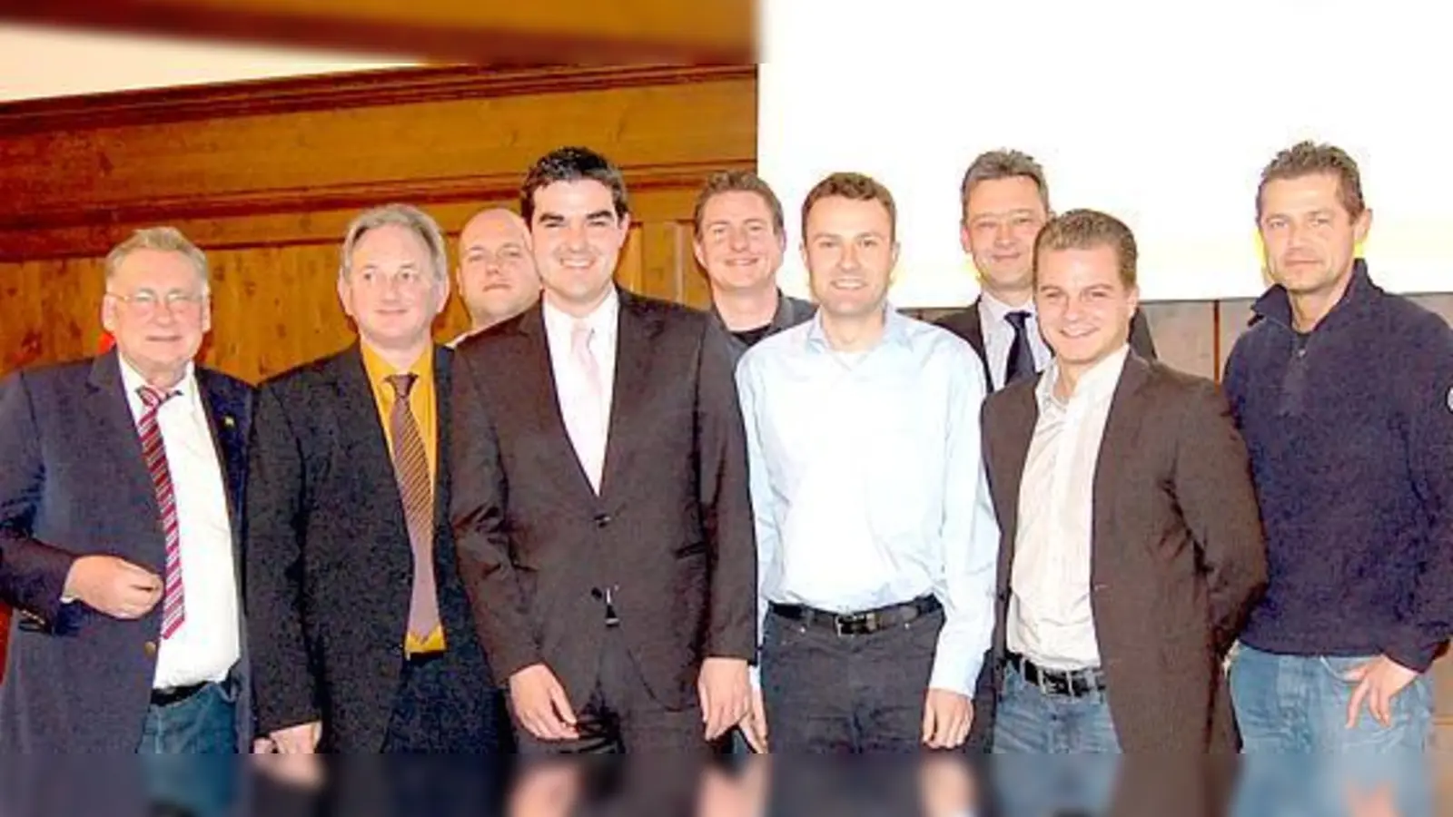 Der neue Ausschuss (von links): Horst Winkler (Bezirksvorsitzender), Michael Blockinger, Andreas Thoma, Walther Michl, Sebastian Weber, Nico Keiser, Robert Schraudner (Bezirks-Obmann), Ferdinand Friedrich, Bundesliga-Schiedsrichter Günter Perl.	 (Foto: SRG)