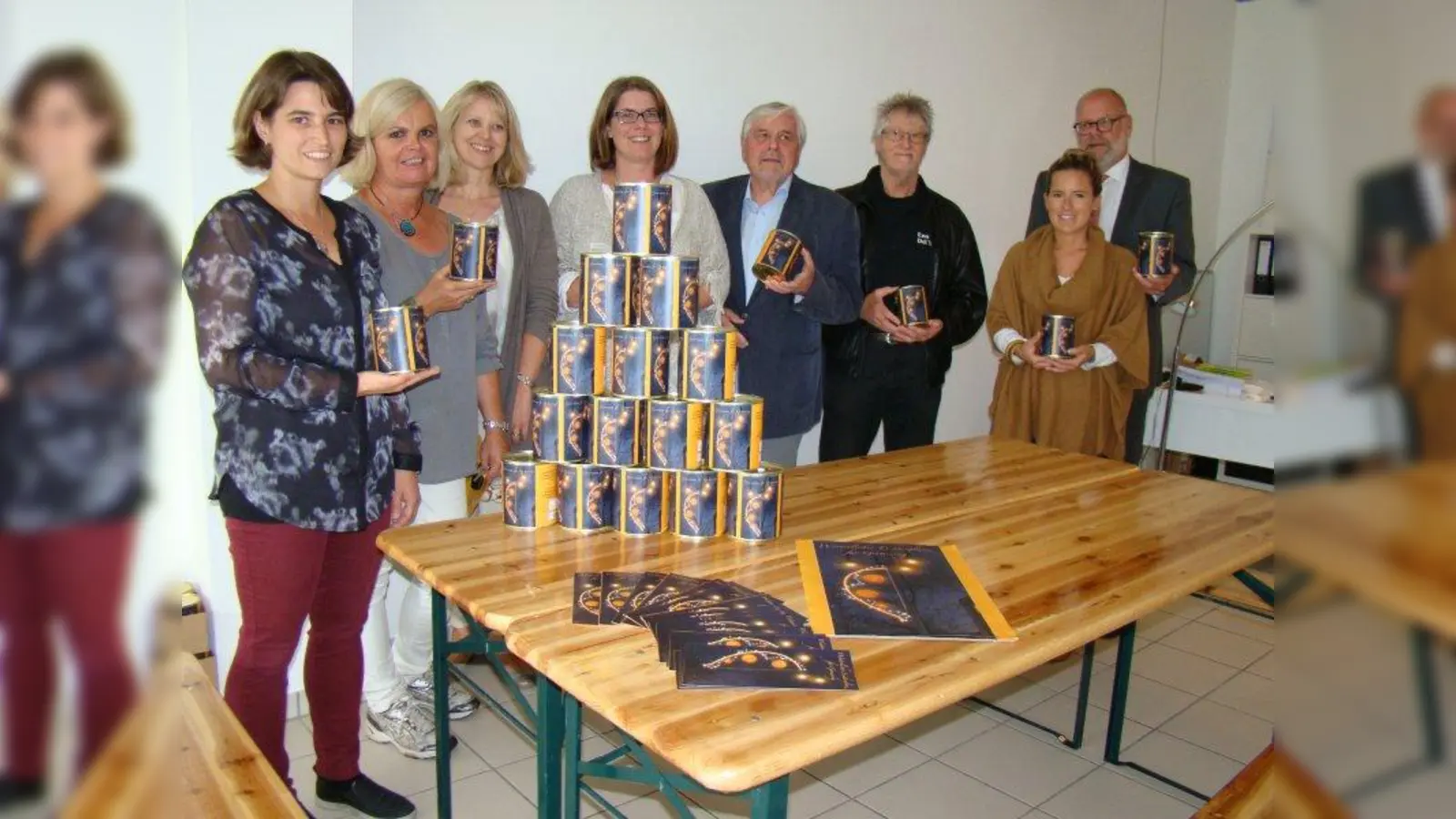 Vor dem Sammelbüchsenberg v. li.: Verena Thomann, Juliane Fischer-Colbrie, Petra Tech, Katrin Schmidt, Albert Metz, Alfred Fastl, Lena Eberl, Joachim Vossen. (Foto: pst)