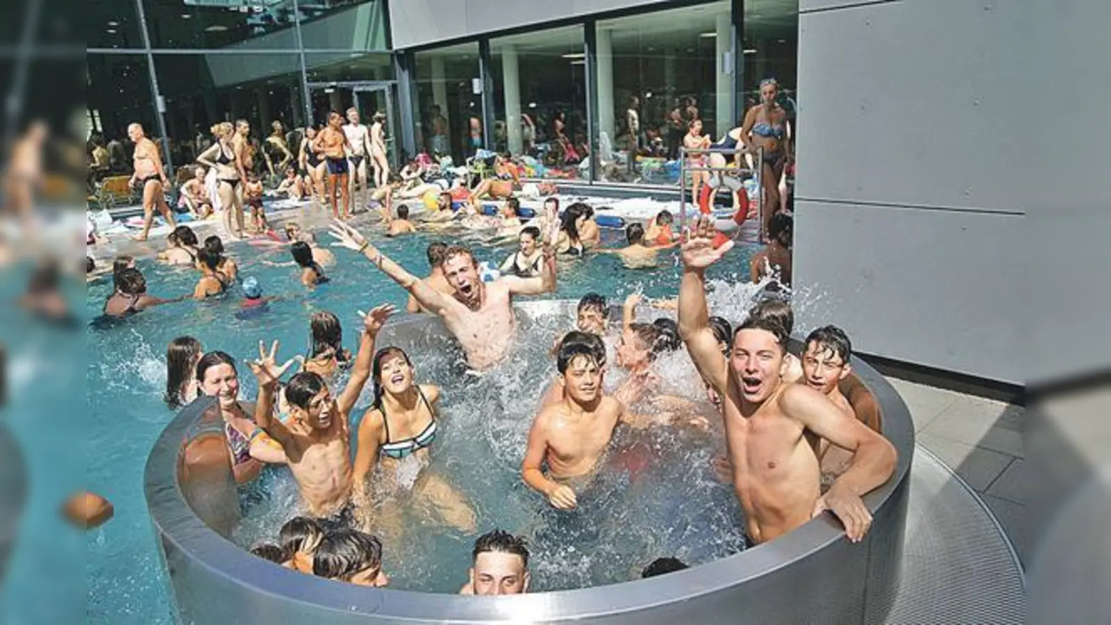 Nach Revisionsarbeiten hat das Cosimabad wieder geöffnet. Es gibt jedoch neue Wellenzeiten und die Saunarevision wird voraussichtlich noch bis 6. Juli andauern.	 (Foto: Archiv)