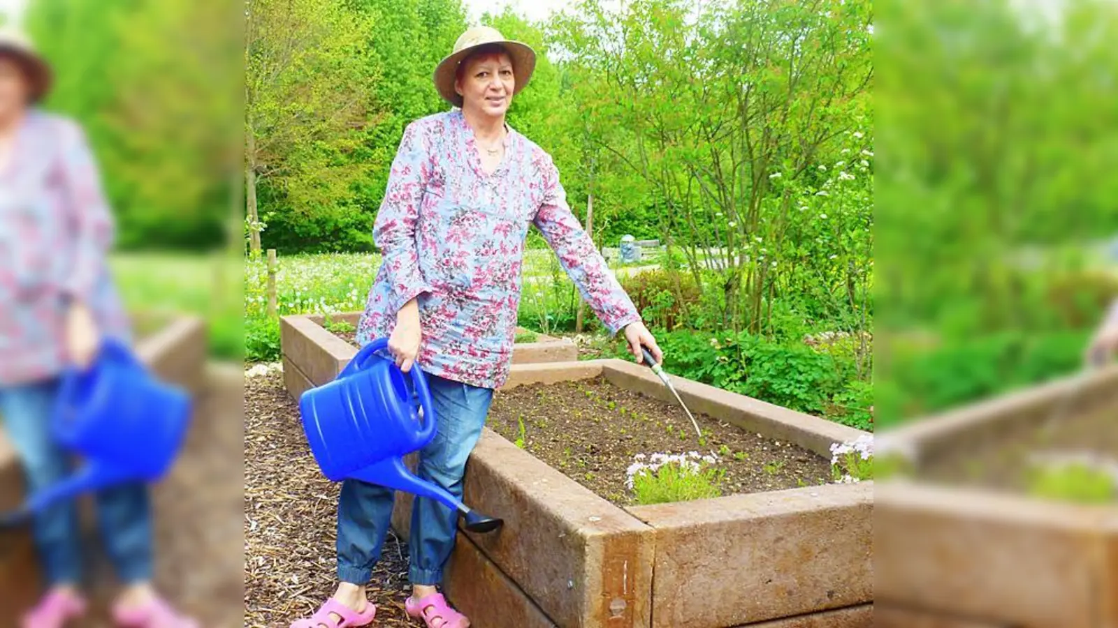 Umweltgartlerin Birgit Schmidl zeigt auf die Lücke, die ein »Langfinger« im Umweltgarten hinterlassen haben.  (Foto: VA)
