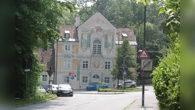 Die Maria-Einsiedel-Straße ist zwischen Thalkirchner Platz und SkF bereits jetzt Parklizenzgebiet. Mit der nun möglichen Erweiterung würde die ganze Straße bis fast zum Asamschlössl (Bild) einbezogen. (Foto: job)