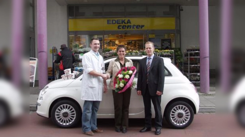 Hier gratulieren Filialleiter Andreas Hordt (links) und Ferrero-Mitarbeiter Bernd Knies der glücklichen Gewinnerin Birgit Riesner zu ihrem wirklich tollen Gewinn. (Foto: Eva Schraft)