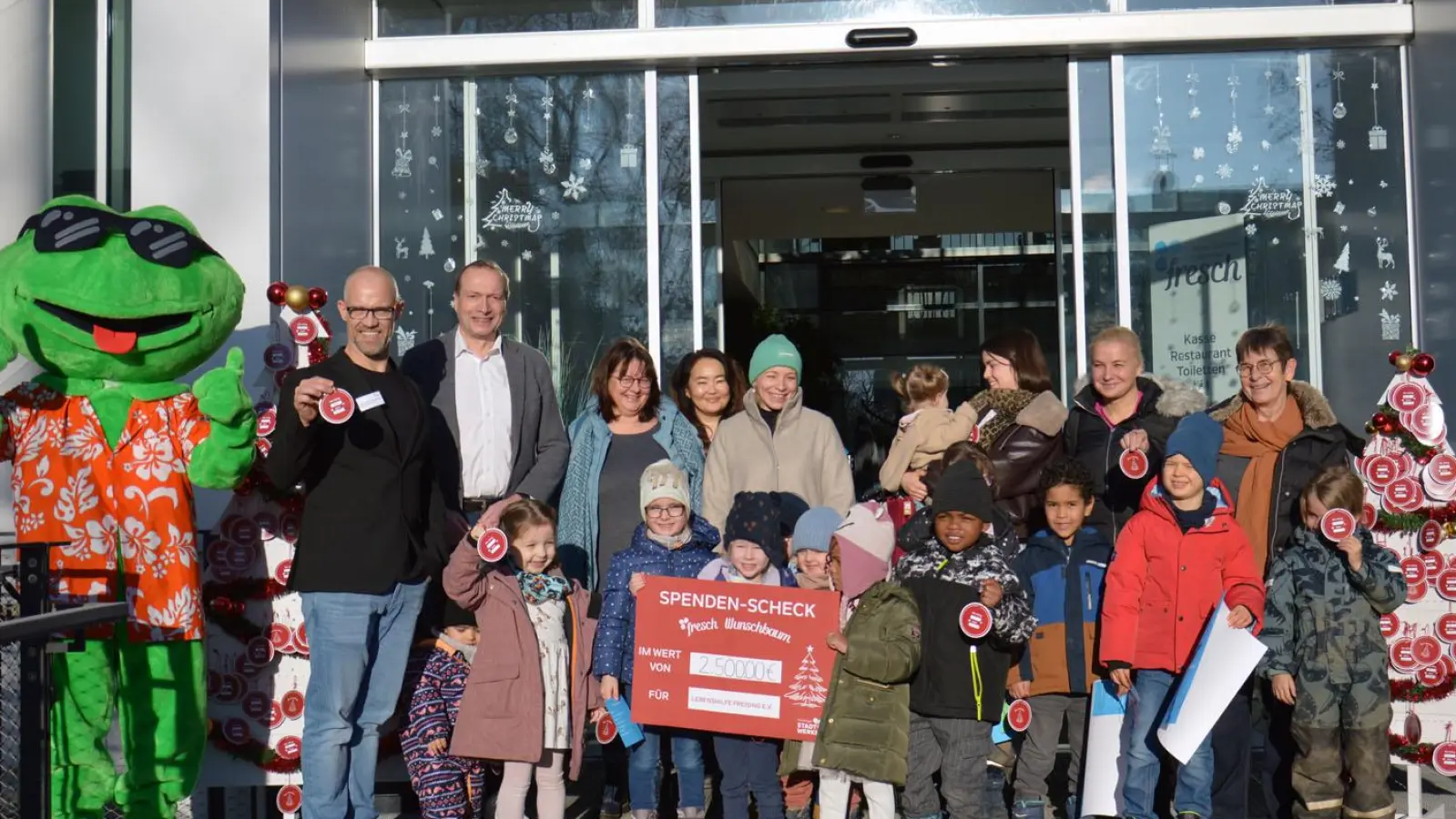 Alle Beteiligten freuten sich riesig über die großzügige Spende. (Foto: Freisinger Stadtwerke)