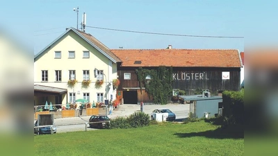 Mitten in Wörth soll ein Dorfladen gebaut werden. Der geplante Neubau wird dann auch eine Arztpraxis sowie eine Bücherei beherbergen.	 (Foto: sy)