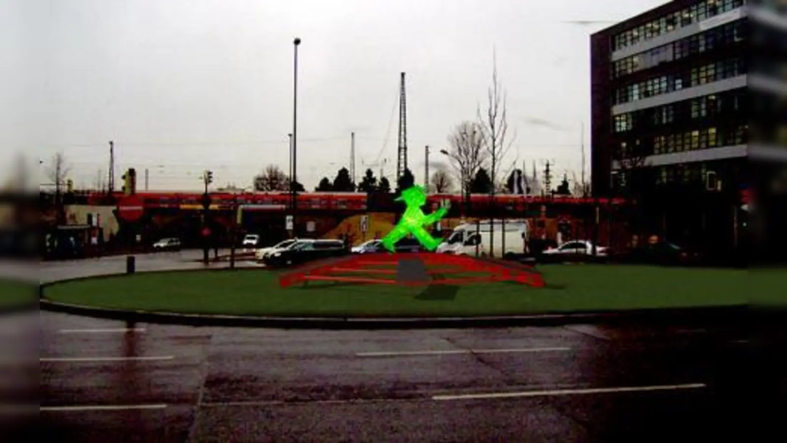 Der grüne Ampelmann des Laimer Künstlers Stefan Jherek Rusnak, der den Laimer Kreisel beleben soll, hat Konkurrenz bekommen. Die CSU Laim-West will stattdessen dort eine Dampflok sehen. (Foto: tg)