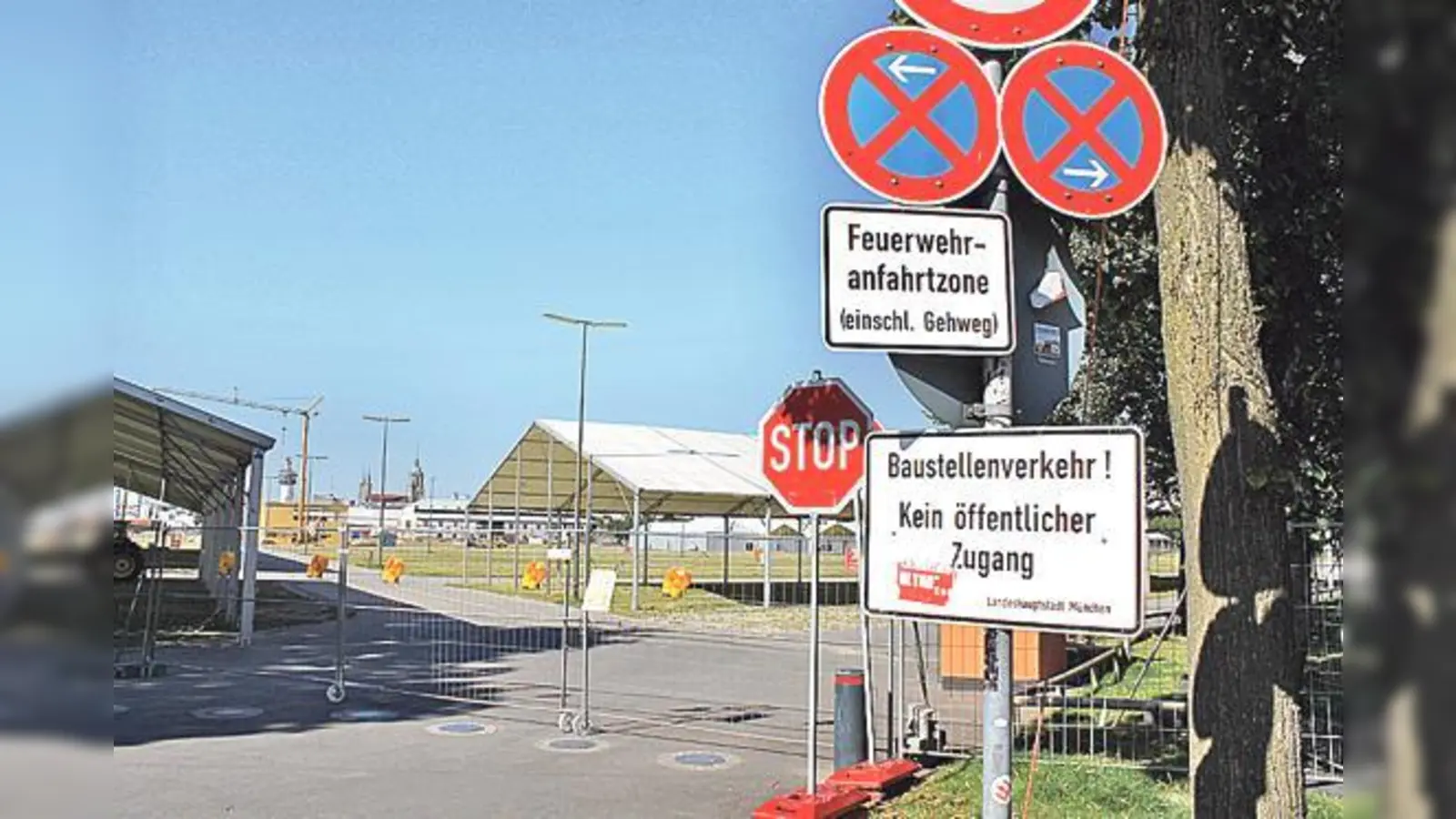 Die gesperrte Theresienwiese bietet Anlass zur Diskussion.	 (Foto: Dr. Detlev Sträter)