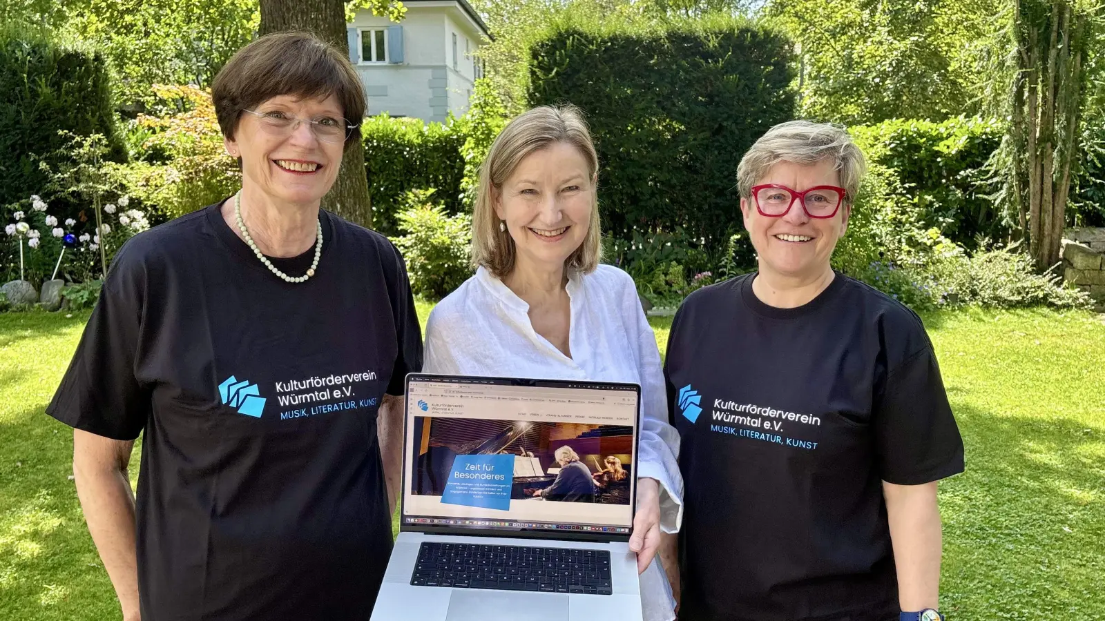 Vereinsvorsitzende Anne Gürtler, Sabine Thernes und Brigitte Hageböck (v. l.) präsentieren das neue Logo und die neue Webseite des Kulturfördervereins Würmtal e.V.. (Foto: Ulrike Seiffert)