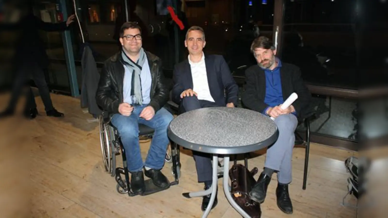 Maximilian Dorner (li.), Bernhard Hemmer (Mitte) und Thomas Misgeld (re.) haben auf der BA-Sitzung mit vereinten Kräften für das geplante MS-Zentrum geworben.	 (Foto: js)