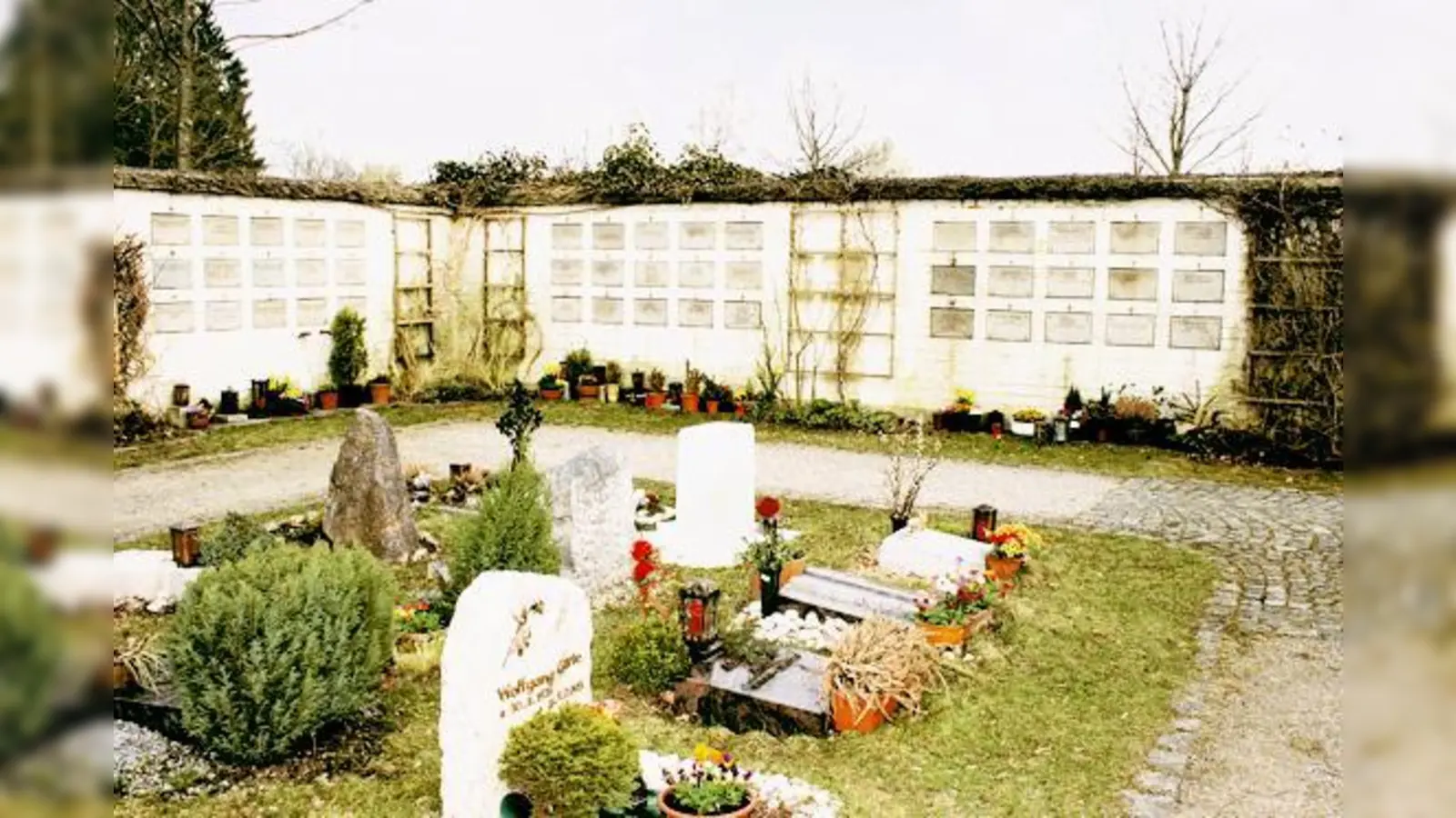 Schöner und größer soll er werden, der Poinger Friedhof. Vor allem die Urnenwand soll erweitert und umgestaltet werden.	 (Foto: pt)