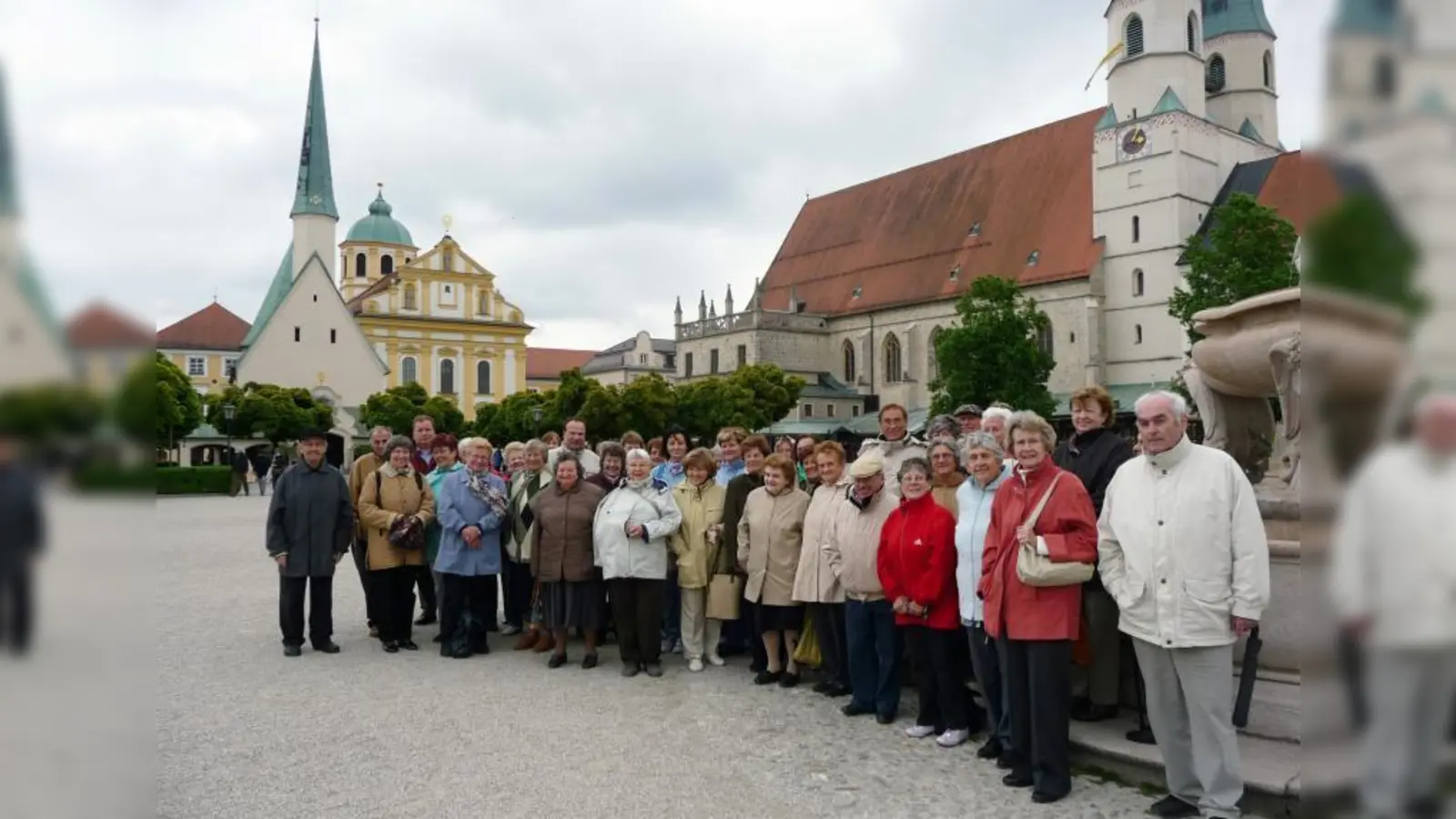 Nach der Wallfahrtsmesse in Altötting stellten sich die Lochhausener Senioren für ein Gruppenbild auf dem Kirchplatz zusammen. (Foto: pi)