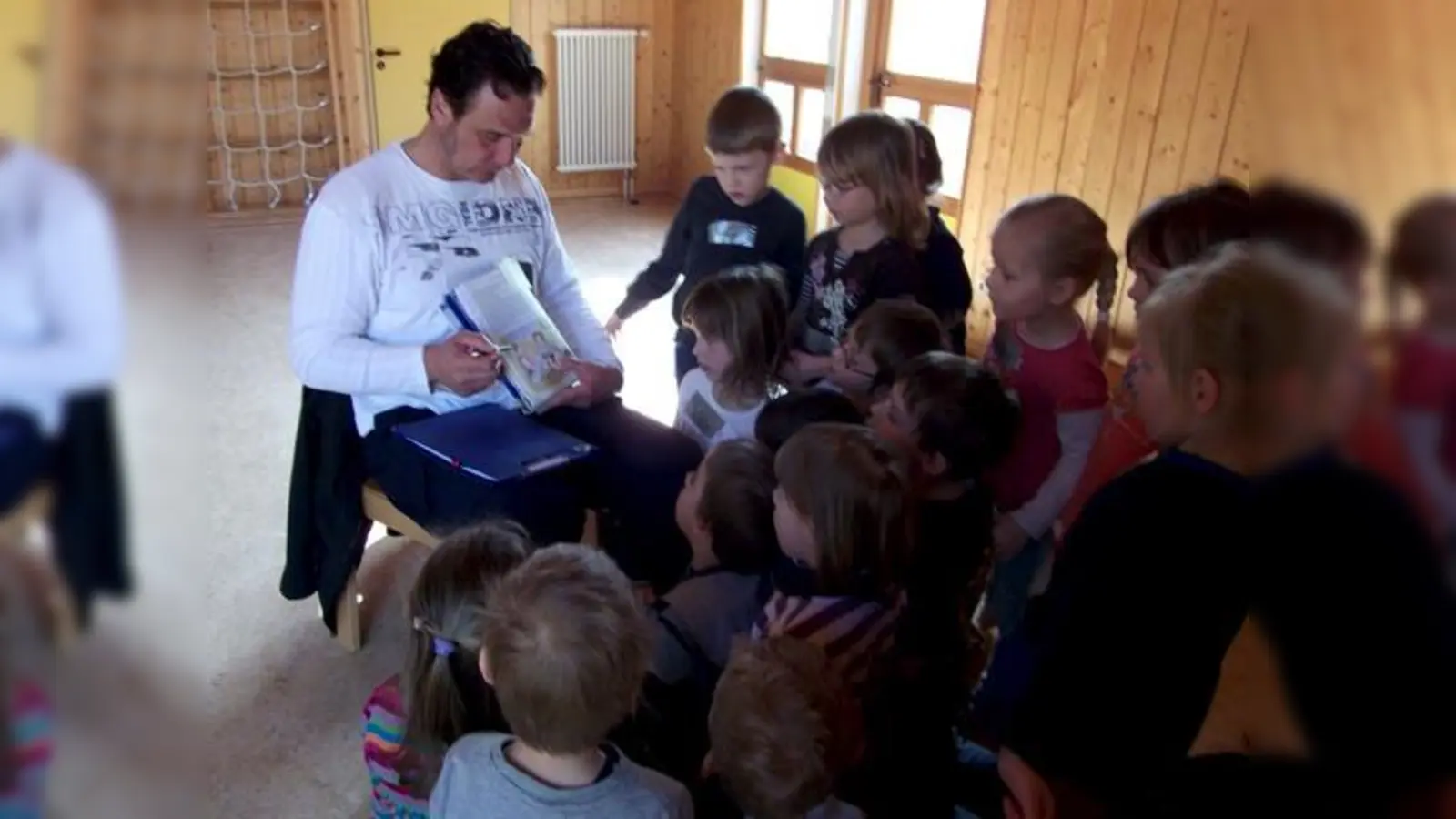 Ein früherer Polizist als Kursleiter sagt Vorschul- kindern, wie sie sich wehren können.	 (Foto: VA)