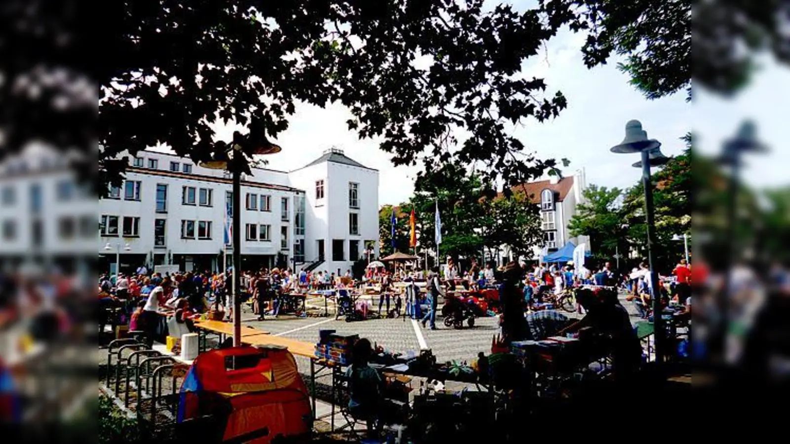 Versteigerung und Flohmarkt laden zum Stöbern ein.	 (Foto: privat)