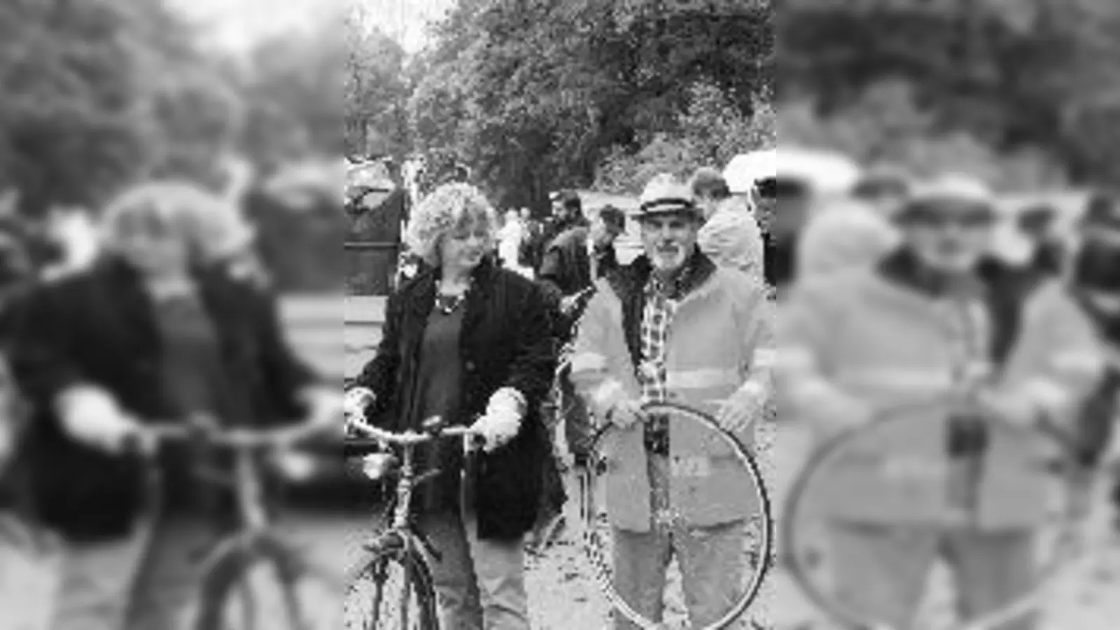 Wurden fündig bei der »Ramadama«-Aktion: Kommunalreferentin Gabriele Friderich und Abfallberater (ehrenamtl.) Franz Rosenhammer. 	 (Foto: AWA)