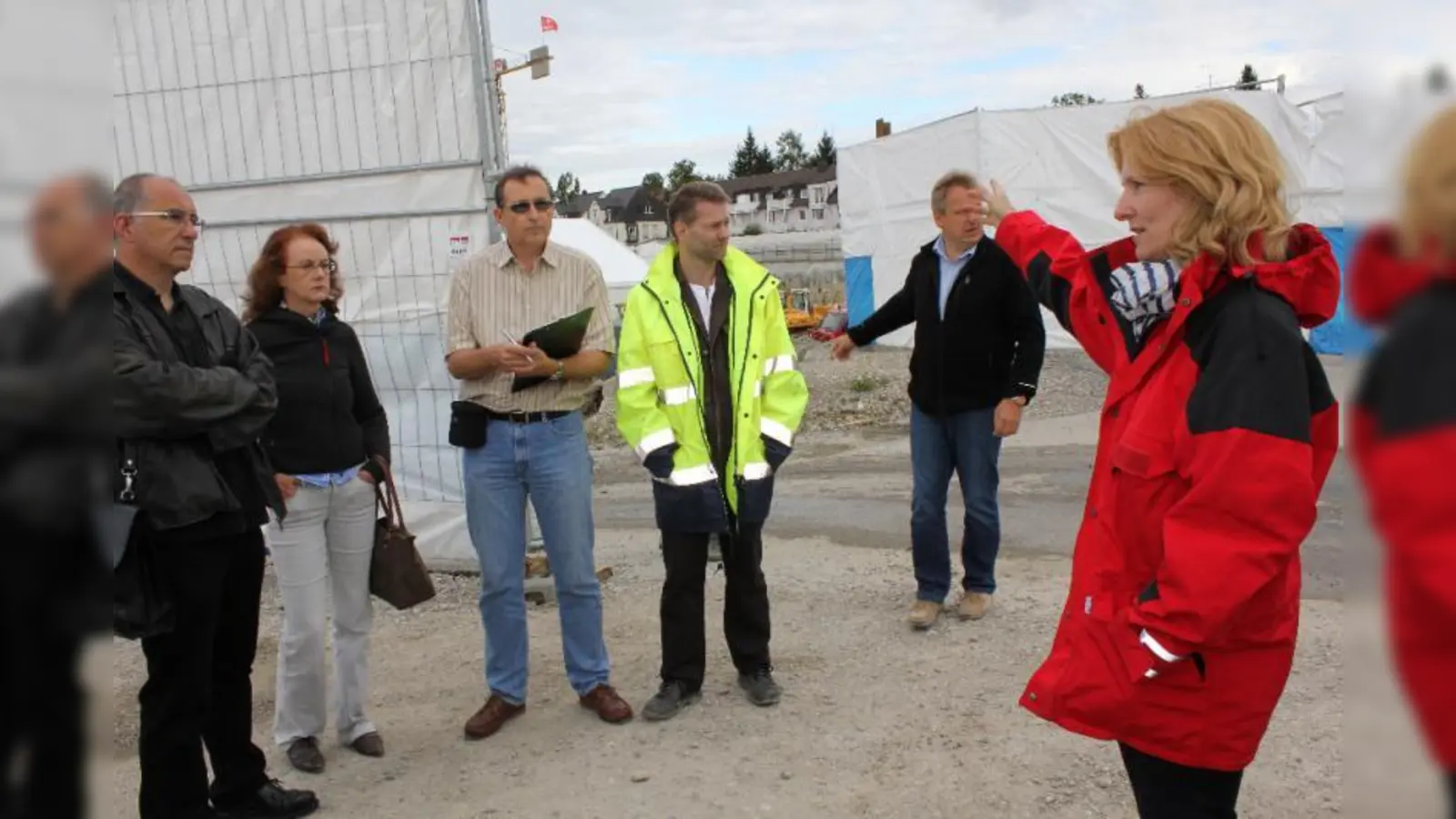 Renate Zöllner vom Referat für Gesundheit und Umwelt (rechts) im Gespräch mit BA- Mitgliedern Frieder Vogelsgesang und Maria Osterhuber-Völkl sowie Baumitarbeitern Peter Jaffe, Rudi Brunnenbauer und Bauleiter Wolfgang Amann (v.l.). (Foto: US)