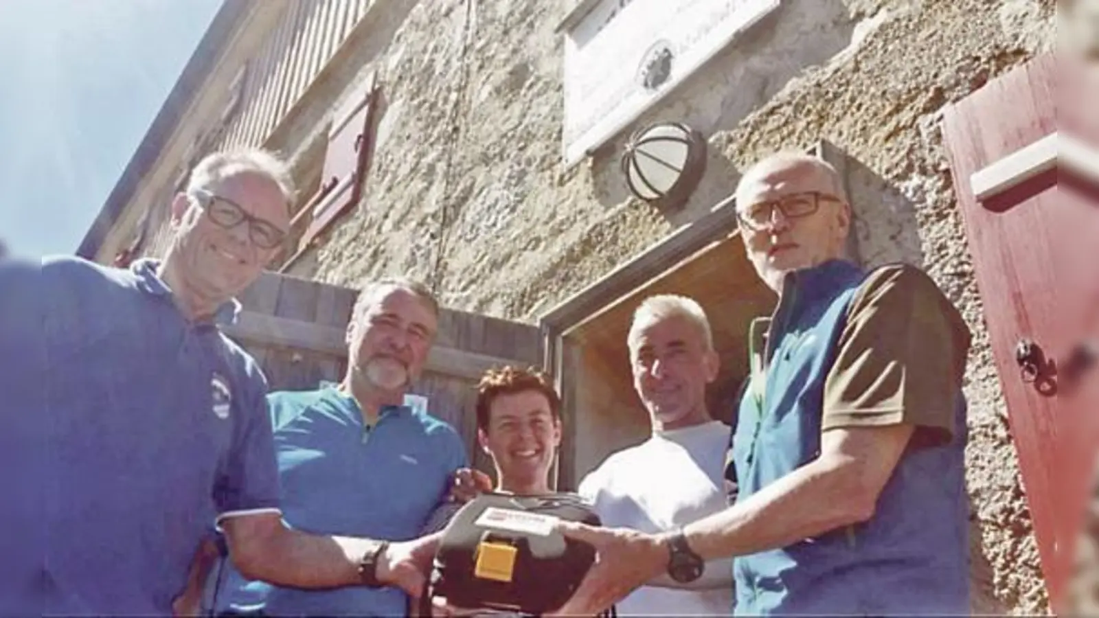 Paul de Rooy, Roland Stierle, Hüttenwirte Annette und Bruno Verst und Günther Manstorfer mit dem neuen »Lebensretter« (v. li.).	 (Foto: ARW)