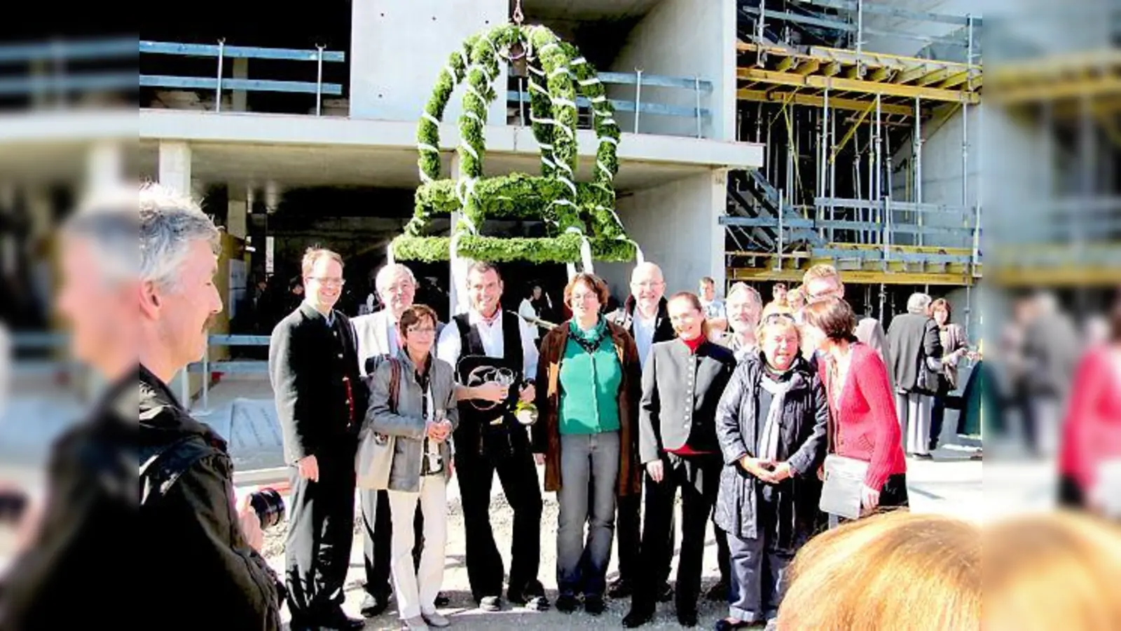 Truderings Lokalpolitiker feierten Richtfest mit Bürgermeisterin Christine Strobl und Meisterhandwerker Anton Schick (Mitte).	 (Foto: bus)