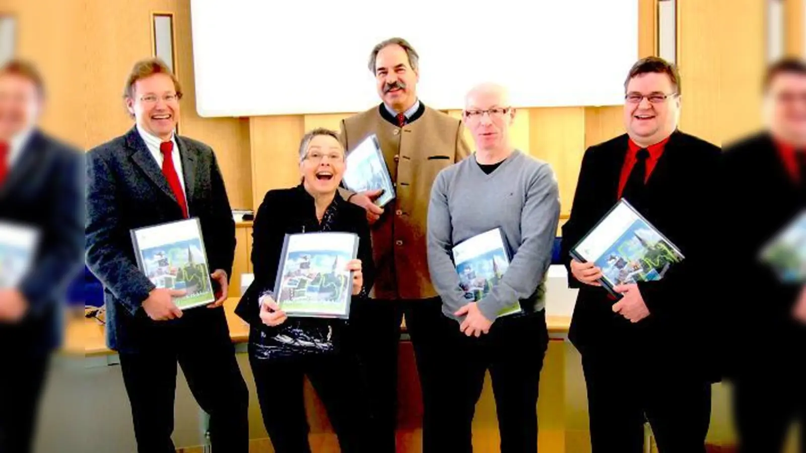 Neubürger in Holzkirchen erhalten in Zukunft eine dicke Willkommensmappe.  Robert Haunschild (Gemeindeverwaltung), Ariane Reinhard, Bürgermeister Josef Höß, Rudi Reinhard, Gerald Puchbauer (v. l.) präsentierten sie jetzt.	 (Foto: Pietsch)
