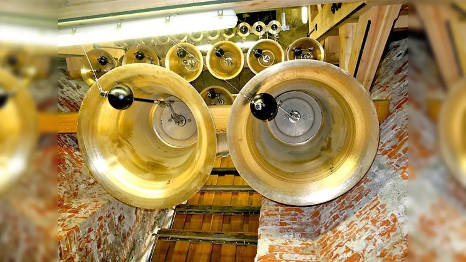 Weihnachtliche Glockenmusik tönt aus den beiden Glockenstuben der Mariahilfkirche an den Weihnachtsfeiertagen.	 (Foto: Gabriele Heigl)