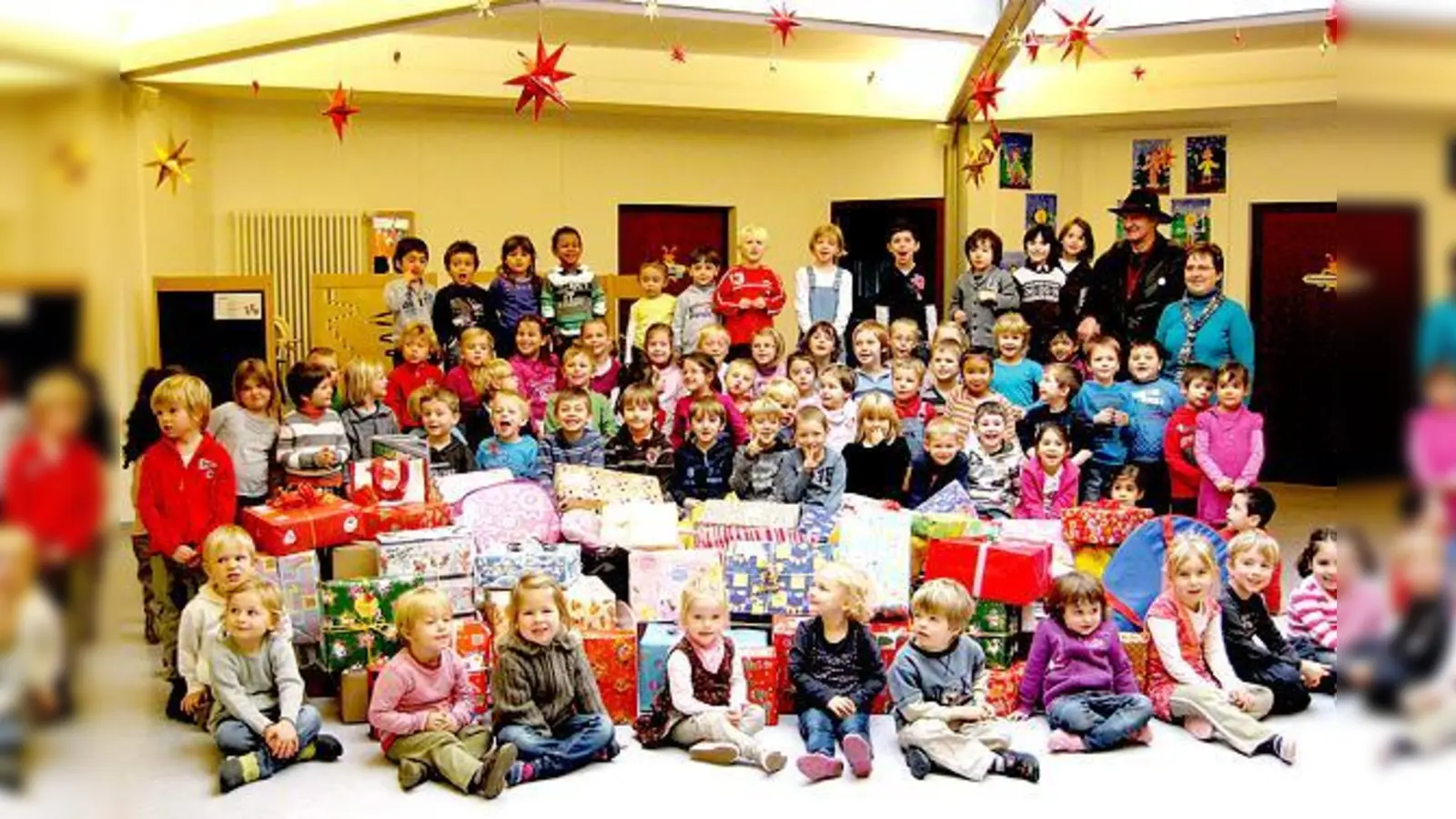 Liebevoll verpackte Weihnachtsgeschenke stellten die Kinder für bedürftige Familien zusammen.	 (Foto: VA)