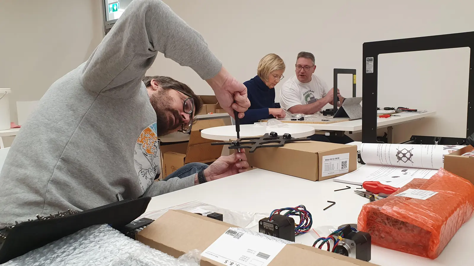 Mitarbeitende des machBar-Teams montieren die neuen 3D-Drucker. (Foto: machBar)