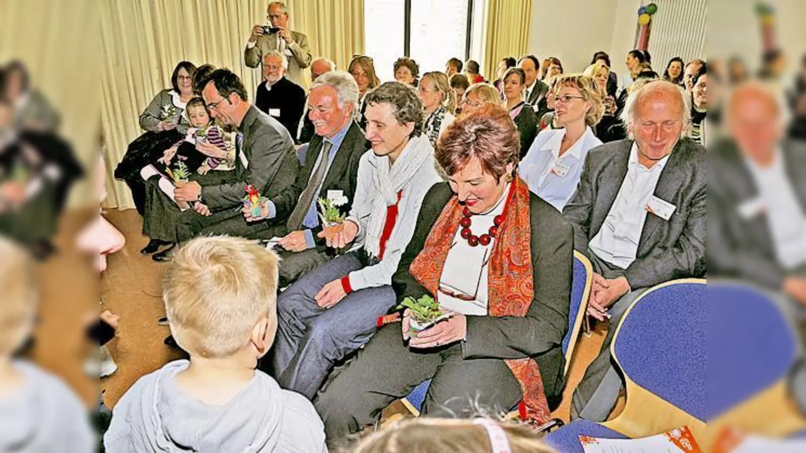 Stadtschulrätin Elisabeth Weiß-Söllner (1. Reihe v. re.), Stadträtin Beatrix Zurek und MRG-Geschäftsführer Franz Aichele freuen sich über Blumengrüße der Kindergarten-Kinder.	 (Foto: kk)