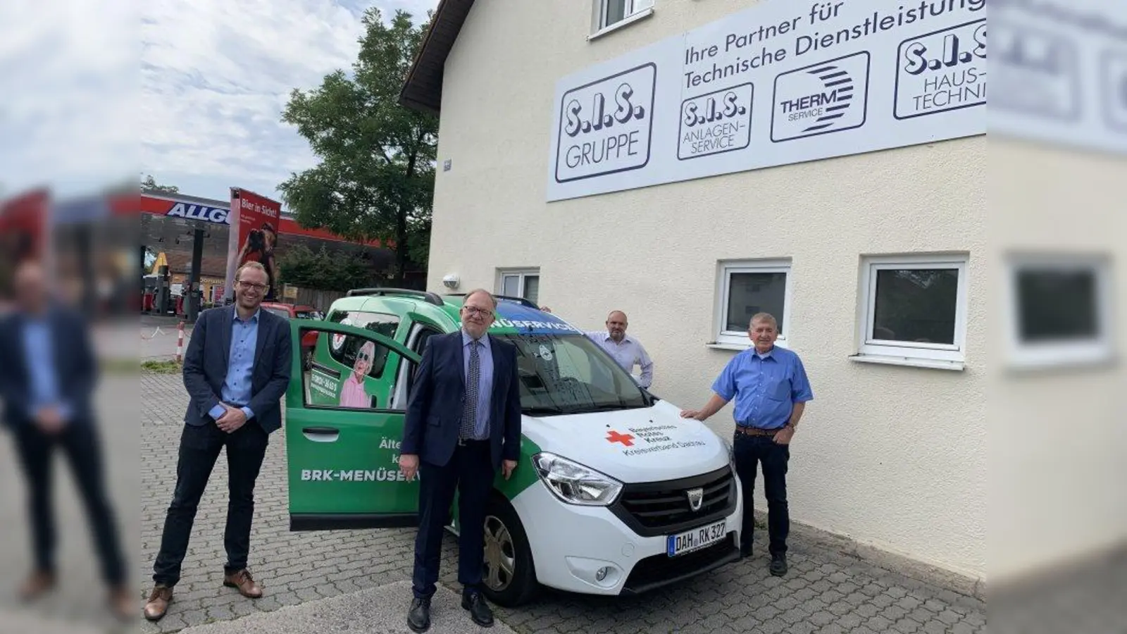 Von links: Nicola Schuster (Ansprechpartner für Kooperationen zwischen dem BRK Kreisverband Dachau und regionalen Unternehmen), Markus Tomasek (Geschäftsführender Gesellschafter S.I.S. Süd Industrie-Anlagen-Service GmbH), Anton Egger (Fuhrparkleiter S.I.S. Süd Industrie-Anlagen-Service GmbH) und Wolfgang Grunert (Firmengründer S.I.S. Süd Industrie-Anlagen-Service GmbH). (Foto: BRK)