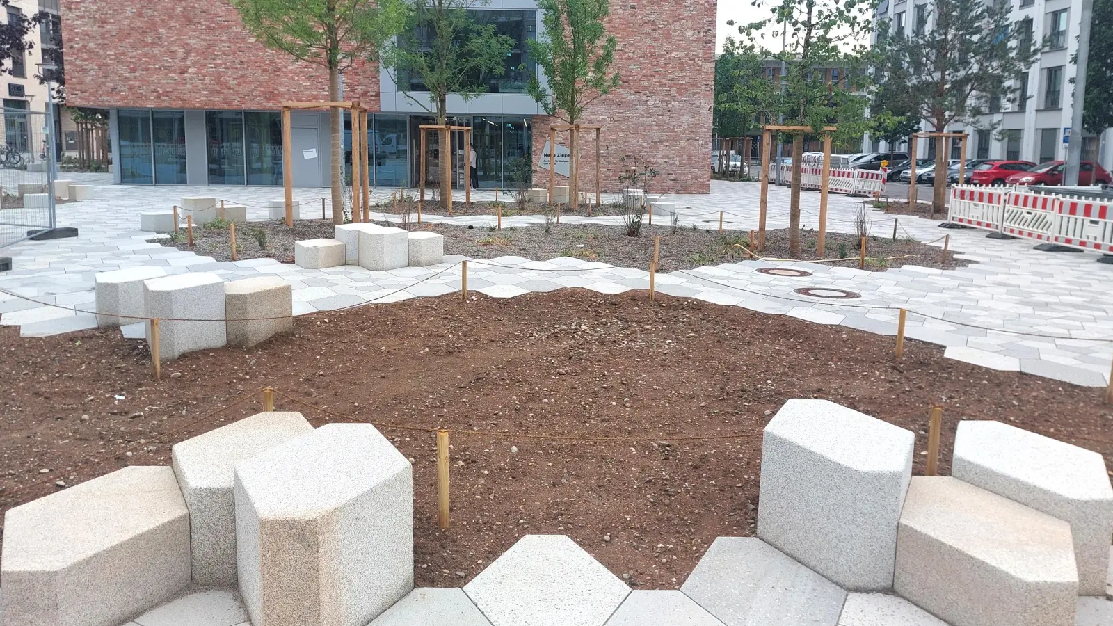 Mit der Fertigstellung des Maria-Nindl-Platzes ist das Quartier Prinz-Eugen-Park nun komplett. (Foto: bas)
