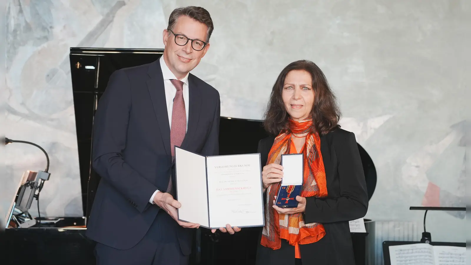 Markus Blume überreichte Dr. Cecilia Scorza-Lesch das Bundesverdienstkreuz. (Foto: Axel Koenig / StMWK)