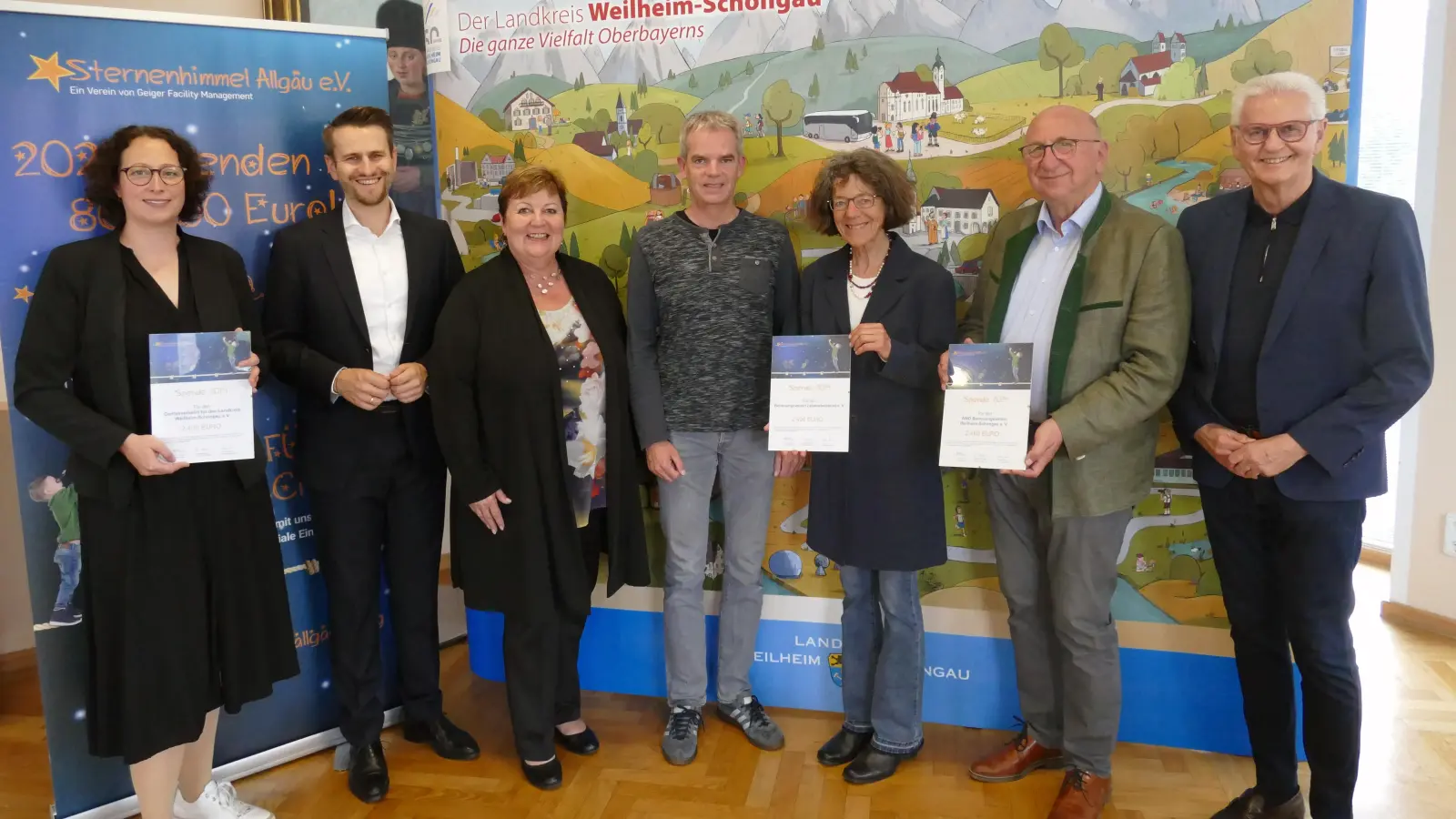 Spendenübergabe im Landratsamt Weilheim (von links): Stephanie Hoer (Landratsamt), Geschäftsführender Gesellschafter Alexander Geiger (Geiger FM), Landrätin Andrea Jochner-Weiß, Manfred Diegruber (Lebensbeistand e.V), Edith Glas (Lebensbeistand e.V), Hubert Lauter (AWO) und Geschäftsführender Gesellschafter Ulrich Geiger (Geiger FM). (Foto: Landratsamt)