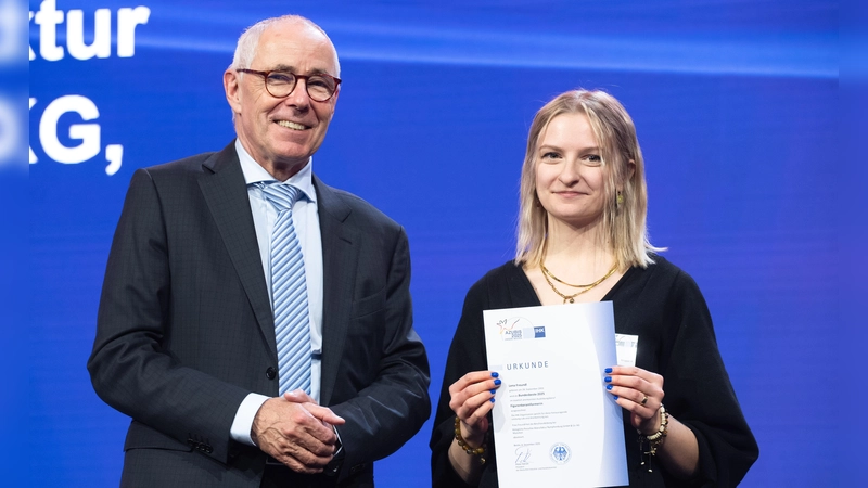 Lena Freundl erhielt in Berlin Glückwünsche und eine Urkunde von DIHK-Präsident Peter Adrian. (Foto:  DIHK / Jens Schicke / Christian Plambeck)