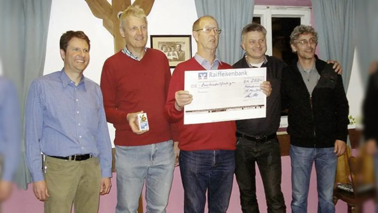 Andreas Schlick und Bert Messmer (1. und 2. Vorstand des Pfeifenclubs), der Gewinner Helmut Hauser aus Höhenkirchen sowie die Vorstände des Gewerbeverbands Jürgen Gott und Giuseppe Signorino Gelo nach dem erfolgreichen Turnier. 	 (Foto: Privat)