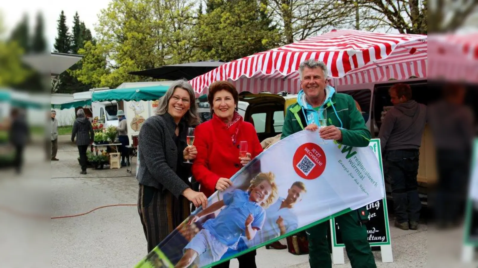 „Bio – Fair - Regional”: so lautet das Motto des Kraillinger Wochenmarkts. Mit der Auswahl des Stromanbieters unterstreicht die Marktgemeinschaft ihr Ziel und möchte ein Zeichen für Regionalität setzen. Christiane Lüst, Bürgermeisterin Christine Borst und Marktsprecher Werner Klement (von links). (Foto: us)