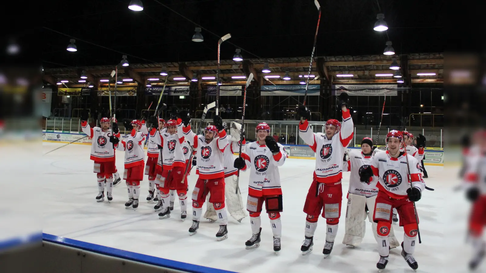 Jubelnde Spieler des EHC Klostersee vor den Fans - mit denen man auch in 2019 oft Erfolge feiern will. (Foto: Peter Lechner)