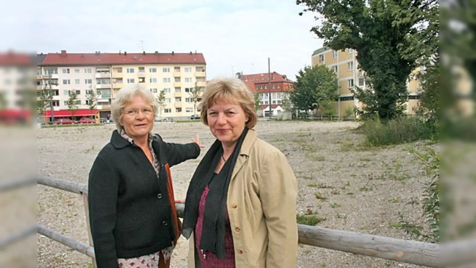 Die Bezirksausschussvorsitzende Johanna Salzhuber (rechts) und Kathrin Koop von der Moosacher SPD hoffen auf eine VHS-Zweigstelle im geplanten Neubau an der Bunzlauer-/Baubergerstraße nahe des Moosacher Stachus.	 (Foto: ws)