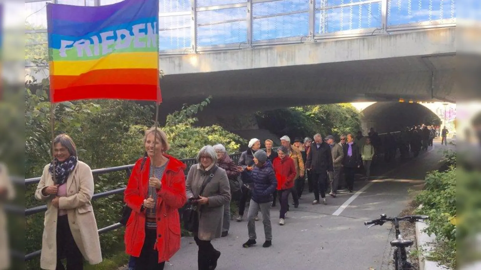 Zum dritten Mal findet am 8. Oktober der Pasinger Friedensweg statt. Diesmal beginnt der Weg an der Moschee und führt über die Mariensäule in die Himmelfahrtskirche. Vorn im Bild die zwei Initiatorinnen Luitgard Golla-Fackler von Maria Schutz und Marion Stopic von der Pasinger Himmelfahrtskirche (v.l.) beim zweiten Friedensweg 2016. (Foto: us)