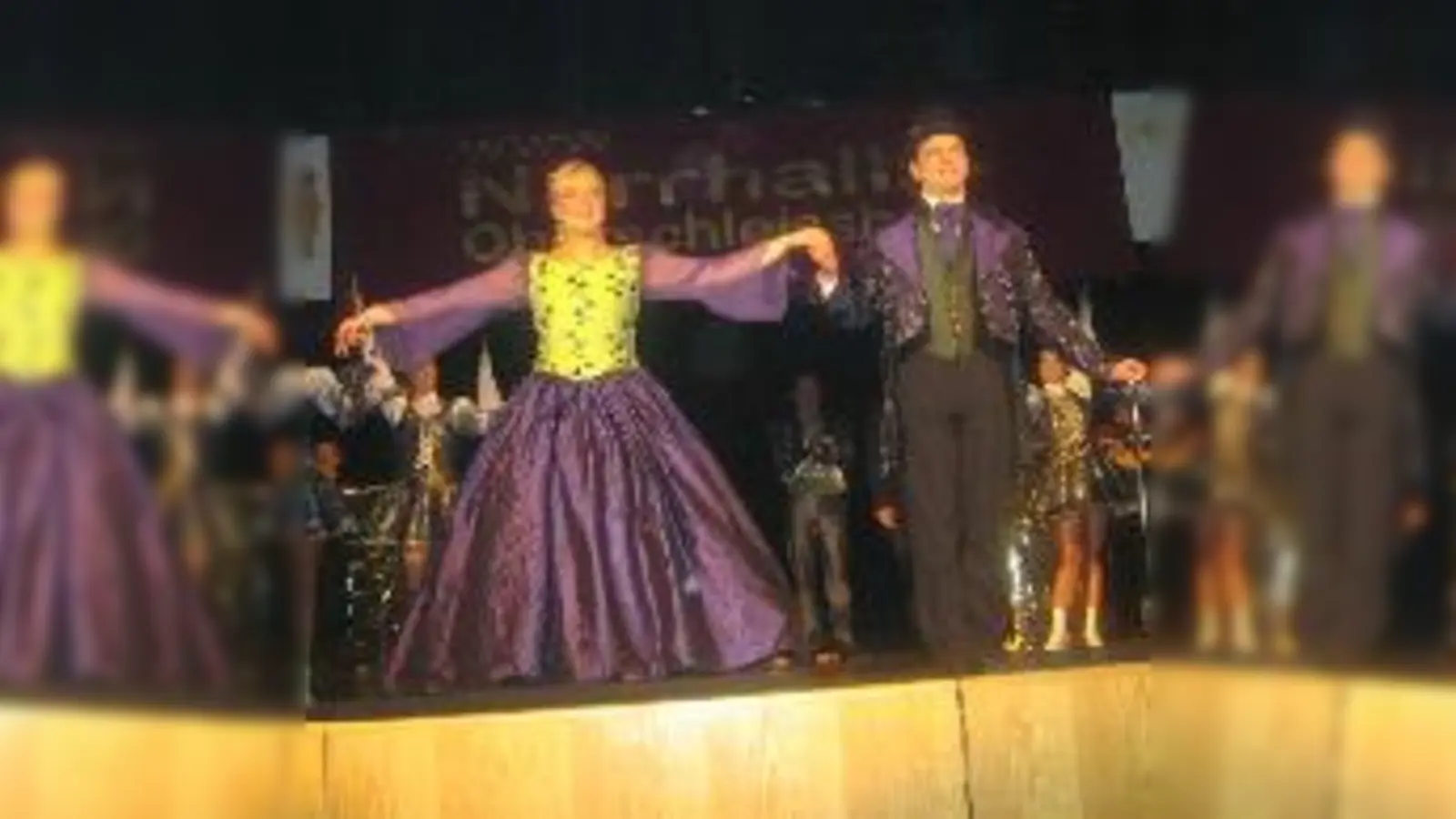 Prachtvoll: Mit einem perfekten Walzer stellte sich das Prinzenpaar Drezi I. und Angie I. den Oberschleißheimern vor.  (Foto: NOS)