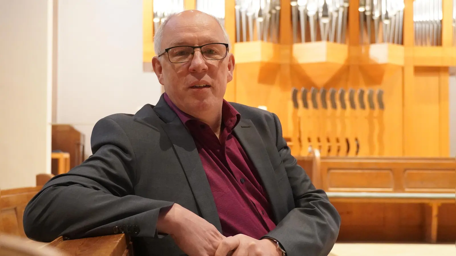 Kirchenmusikdirektor Klaus Geitner ist seit 2026 Organist an der Lutherkirche in Giesing. Er begleitet dort die Renovierung der Simon-Orgel. (Foto: EPV Susanne Schröder)