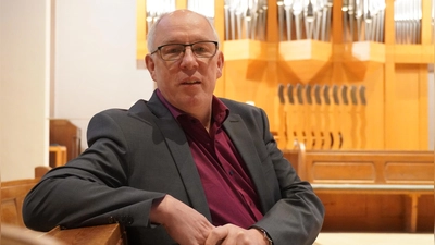 Kirchenmusikdirektor Klaus Geitner spielt an der großen Simon-Orgel. (Foto: EPV Susanne Schröder)
