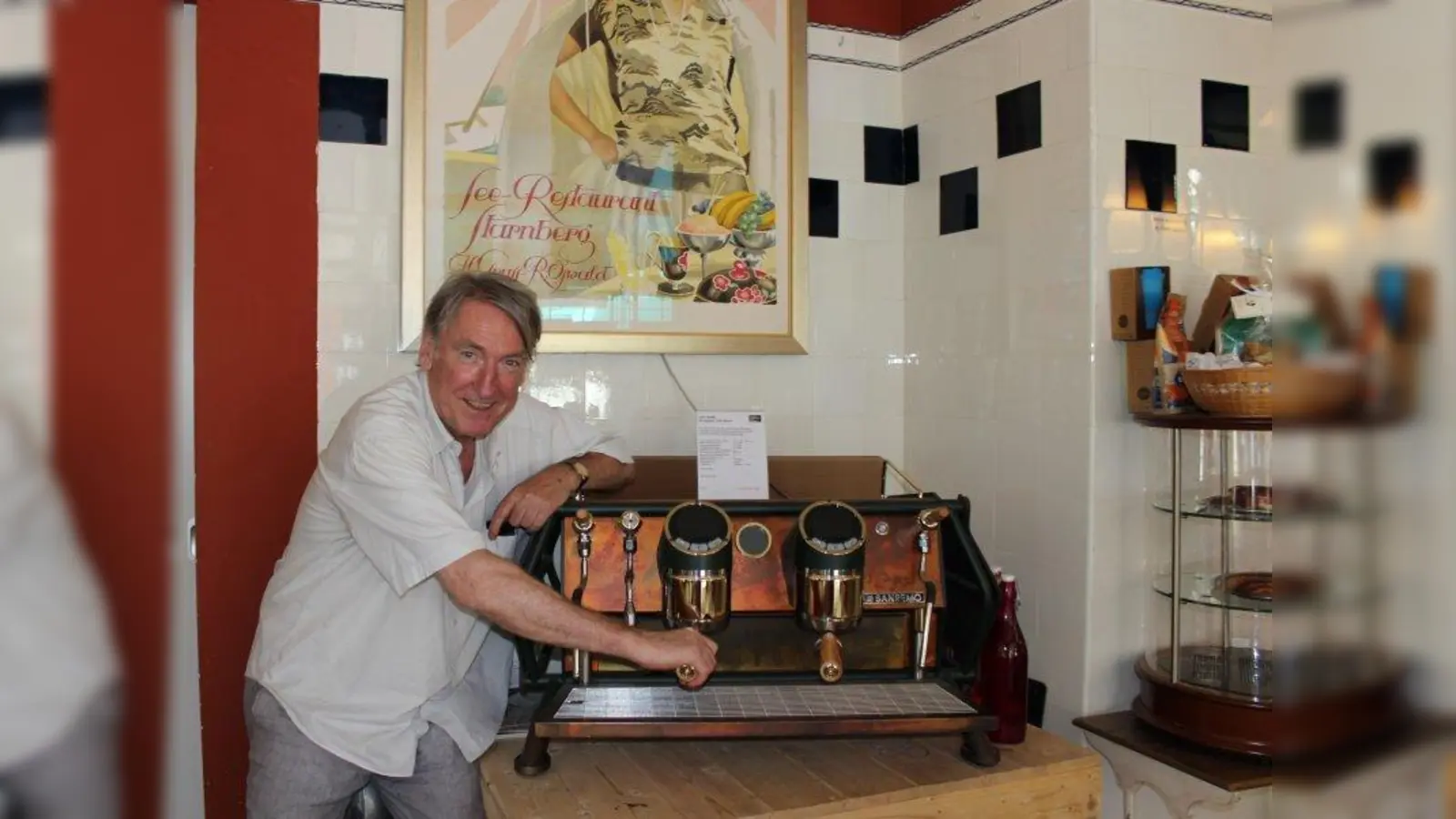 Thomas Leeb an einer seiner Kaffeemaschinen in der „Kapothek” in der Donnersbergerstraße 35. (Foto: sb)